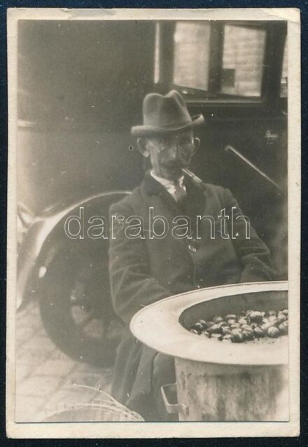 1930 Kinszki Imre (1901-1945) budapesti fotóművész hagyatékából, a szerző által datált vintage fotó (gesztenyeárus), 4,5x3 cm