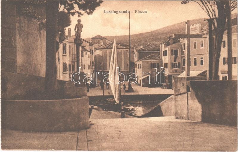 Veli Losinj, Lussingrande; Piazza / square (képeslapfüzetből / from postcard booklet) (gyűrődés / crease)