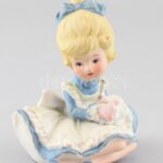 Kislány, biszkvit porcelán figura, kézzel festett, jelzetlen, hibátlan, m: 9,5 cm