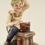 Cipész, biszkvit porcelán figura, kézzel festett, jelzetlen, kopásnyomokkal, m: 16 cm