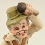 Cipész, biszkvit porcelán figura, kézzel festett, jelzetlen, kopásnyomokkal, m: 16 cm - Image 2