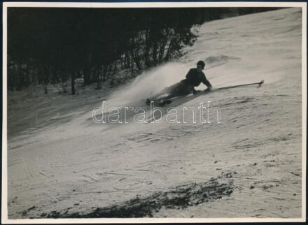 cca 1934 Kinszki Imre (1901-1945) budapesti fotóművész hagyatékából pecséttel jelzett és aláírt vintage fotó (síelő bukása), 12,8x17,5 cm