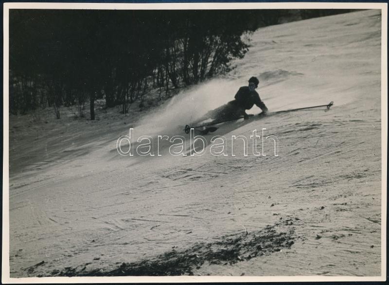 cca 1934 Kinszki Imre (1901-1945) budapesti fotóművész hagyatékából pecséttel jelzett és aláírt vintage fotó (síelő bukása), 12,8x17,5 cm