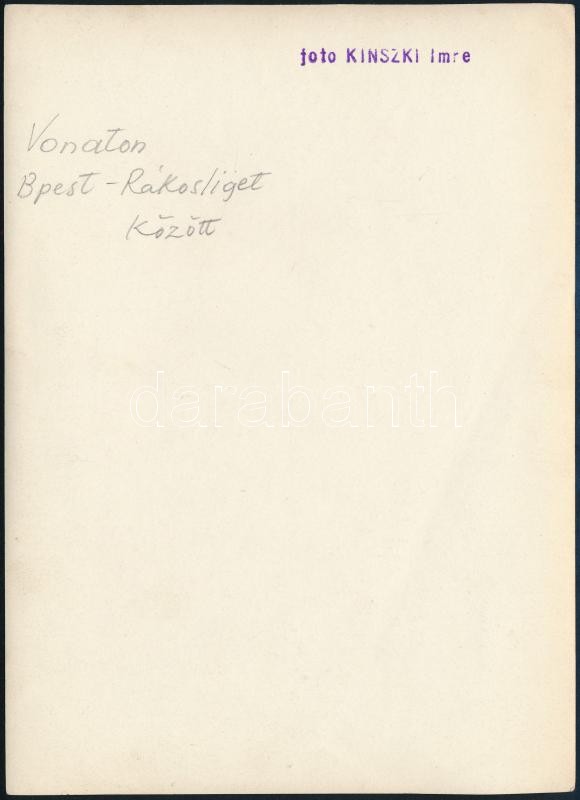 cca 1933 Kinszki Imre (1901-1945) budapesti fotóművész hagyatékából pecséttel jelzett vintage fotó (Vonaton), felületén törésvonal, 18x13 cm - Image 2