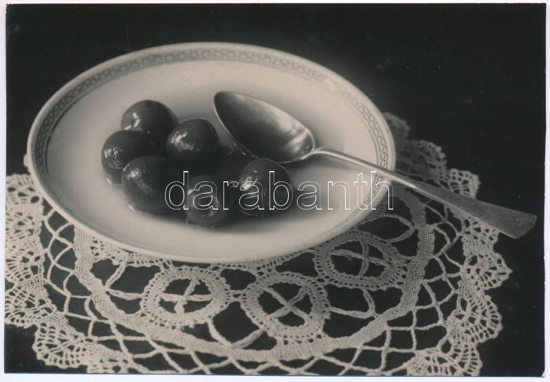 cca 1934 Kinszki Imre (1901-1945) budapesti fotóművész hagyatékából, pecséttel jelzett és aláírt vintage fotóművészeti alkotás (kompót), 10,5x15,6 cm