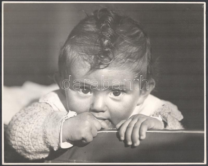 cca 1929 Kinszki Imre (1901-1945) budapesti fotóművész hagyatékából pecséttel jelzett, nagyméretű vintage fotó (Kinszki Gáborkáról), négy sarkában gombostű nyoma, 23,5x29,5 cm