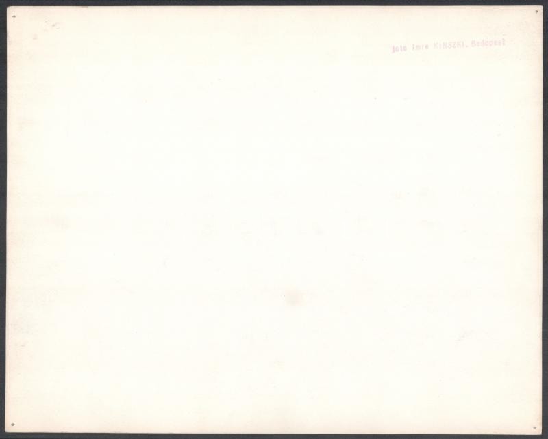 cca 1929 Kinszki Imre (1901-1945) budapesti fotóművész hagyatékából pecséttel jelzett, nagyméretű vintage fotó (Kinszki Gáborkáról), négy sarkában gombostű nyoma, 23,5x29,5 cm - Image 2