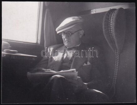 1937 Kinszki Imre (1901-1945) budapesti fotóművész hagyatékából jelzés nélküli vintage fotó (vonaton), 4,2x5,5 cm