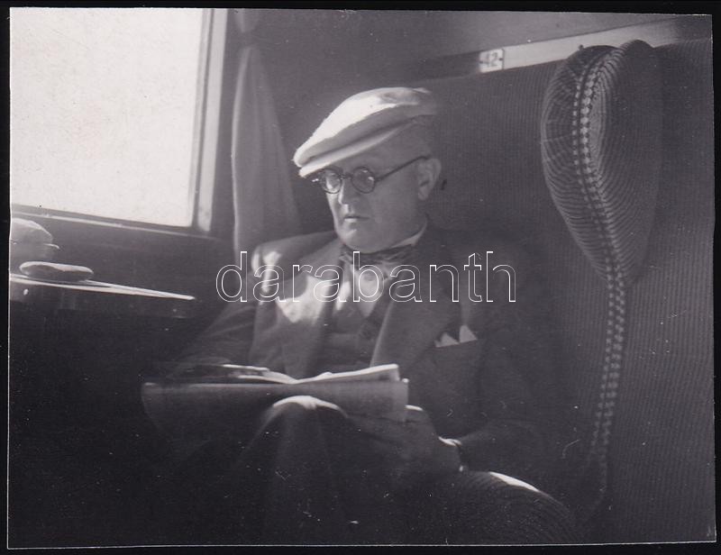 1937 Kinszki Imre (1901-1945) budapesti fotóművész hagyatékából jelzés nélküli vintage fotó (vonaton), 4,2x5,5 cm