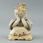 Kovács Éva (1938-): Ülő lány, mázas kerámia, hibátlan, jelzett, m: 16cm