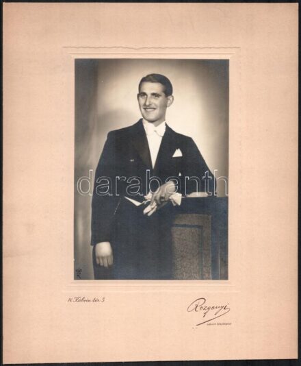 cca 1928 Budapest, Rozgonyi fényképész műtermében készült vintage fotó, 18,5x12,8 cm, karton 30x25 cm