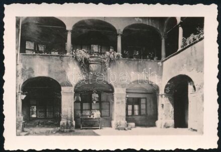 cca 1930 Diebold Károly (1896-1969): Sopron udvarbelső, hátoldalán jelzett fotó, 6x9 cm