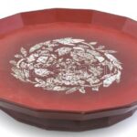 Japán nagyméretű lakk tálca gyöngyház berakással, kopott, apró lakk lepattanások. d: 35cm, m: 7cm