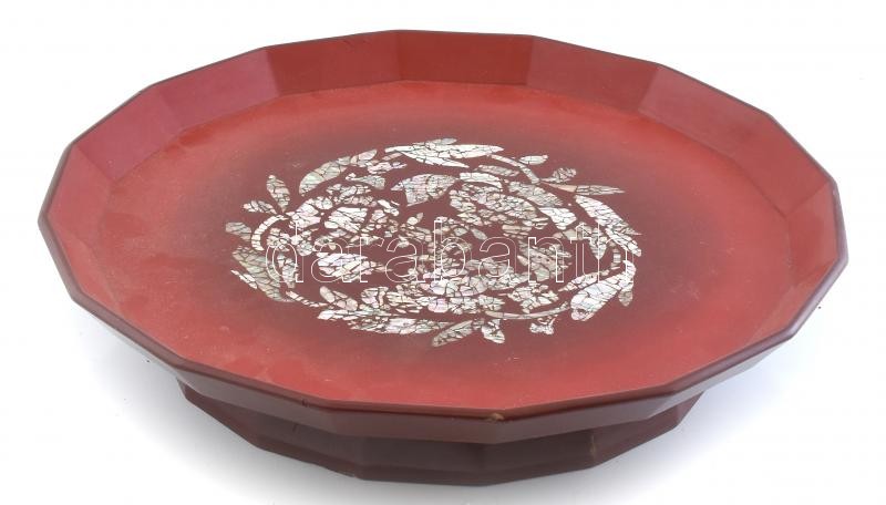 Japán nagyméretű lakk tálca gyöngyház berakással, kopott, apró lakk lepattanások. d: 35cm, m: 7cm