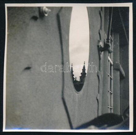 cca 1931 Kinszki Imre (1901-1945) budapesti fotóművész hagyatékából 1 db vintage fotó, jelzés nélkül (az Erzsébet híd pillérjén átfényképezve), 5,5x5,5 cm