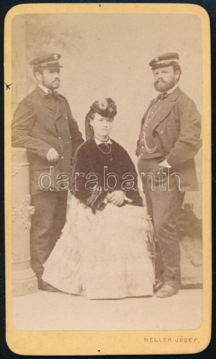 Füredi Keöd József (1839-1897) balatoni és dunai hajóskapitány, szőlész, hajózási szakíró és színész és testvérei: Keőd Gábor és Keöd Katalin. 1870 körül. vizitkártya 6x10 cm