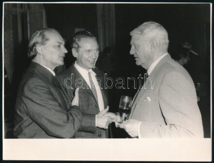1967 szept., Keresztury Dezső író, korábbi vallás- és közoktatásügyi miniszter; Hubay Miklós író, később a Magyar Írószövetség elnöke és Arthur Burkhard a budapesti Fészek-klubban, hátoldalán pecséttel jelzett és