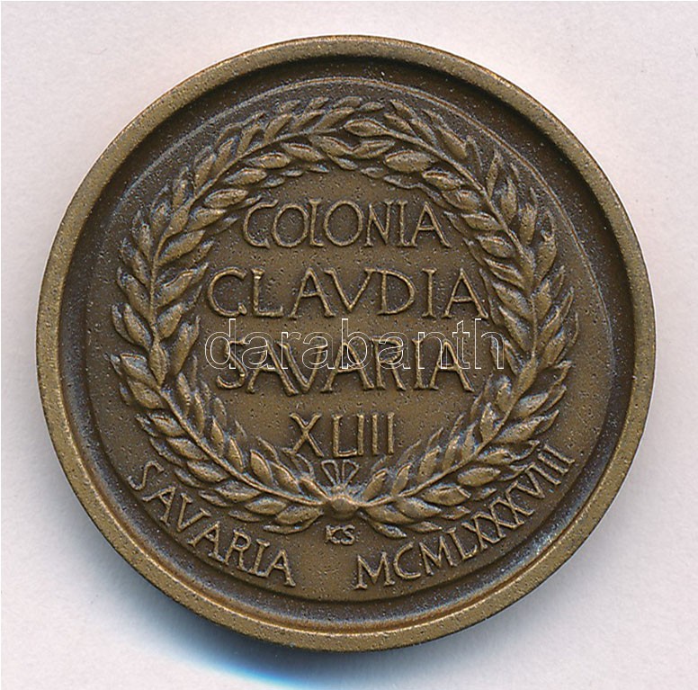 Kiss Sándor (1925-1999) 1988. 'TICLAUDIUS CAESAR DIVAVE / COLONIA CLAUDIA SAVARIA XLIII - SAVARIA MCMLXXXVIII' bronz emlékérem (29mm) T:1- Adamo SH9 - Image 2