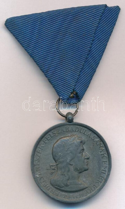 1940. 'Erdélyi részek felszabadulásának emlékére' Zn emlékérem mellszalaggal. Szign.:Berán T:2 Hungary 1940. 'Commemorative Medal for the Liberation of Transylvania' Zn medal with ribbon. Sign.:Berán C:XF NMK 428.