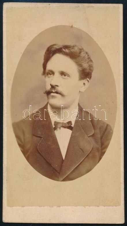 1877 Anton Zibrzid bukaresti gyógyszerész dedikált fotója, keményhátú fotó Bucuresci (Bucuresti) Theodorovits & Jehalsky műterméből, 9x6 cm / Autograph signed photo of a pharmacist from Bucharest, board photo of Theodorovits