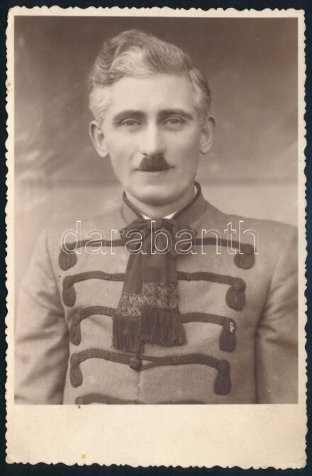 1944 Nevesített férfi portré díszmagyarban címeres jelvény viselés 13x9 cm