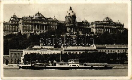 Venus gőzüzemű oldalkerekes személyhajó Budapesten a királyi vár előtt / Hungarian passenger steamship (EK)