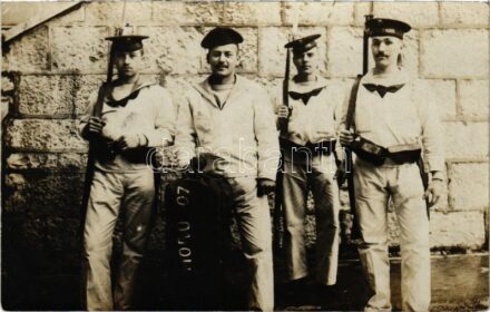 1908 Osztrák-magyar matrózok szuronyos puskákkal / K.u.K. Kriegsmarine Matrosen / WWI Austro-Hungarian Navy , mariners with rifles, bayonets. photo (EK)