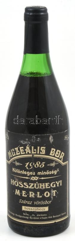 1985 Hosszúhegyi Merlot 1985, muzeális bor, hajós-bajai borvidék, szakszerűen tárolt bontatlan palack vörösbor, kopott, a címkén kis kopásnyomokkal, 0,75l.