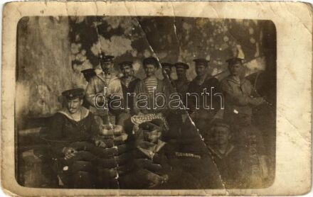 1912 SMS Viribus Unitis osztrák-magyar Tegetthoff-osztályú csatahajó matrózai tisztogatás közben / K.u.K. Kriegsmarine Matrosen / mariners of SMS Viribus Unitis during cleaning. photo (fa)