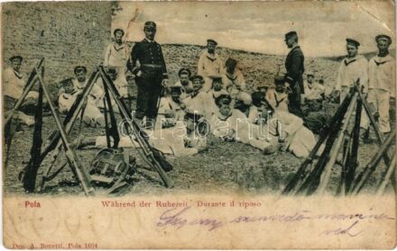 Pola, Pula; Während der Ruhezeit. K.u.K. Kriegsmarine Matrosen / Osztrák-magyar haditengerészeti kiképzés szárazföldön, pihenő matrózok / Durante il riposo / Austro-Hungarian Navy, mariners resting on mainland. A. Bonetti 1604. (szakadás