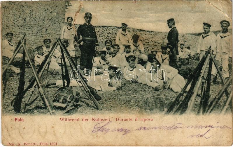 Pola, Pula; Während der Ruhezeit. K.u.K. Kriegsmarine Matrosen / Osztrák-magyar haditengerészeti kiképzés szárazföldön, pihenő matrózok / Durante il riposo / Austro-Hungarian Navy, mariners resting on mainland. A. Bonetti 1604. (szakadás