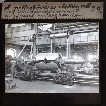cca 1900 Budapest székesfővárosi eletromos művek turbógenerátora, a székesfővárosi gázművek gépháza 2 db üveg dia 8x8 cm
