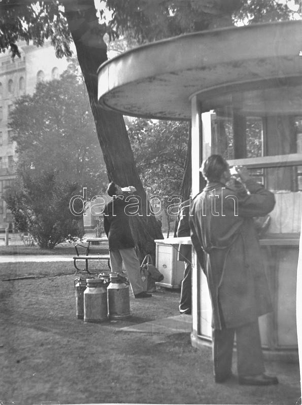 cca 1960 Tejivók. nagy méretű művész fotó. Jelzés nélkül 30x41 cm