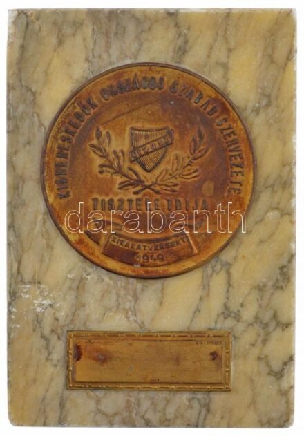 1949. 'KISOSZ - Kiskereskedők Országos Szabad Szervezete - Tiszteletdíja - Kirakatverseny 1949' bronz lemezplakett, márványlapon, 'LUDVIG' gyártói matricával (lemezplakett 60mm, márványlap (117x81mm) T:2