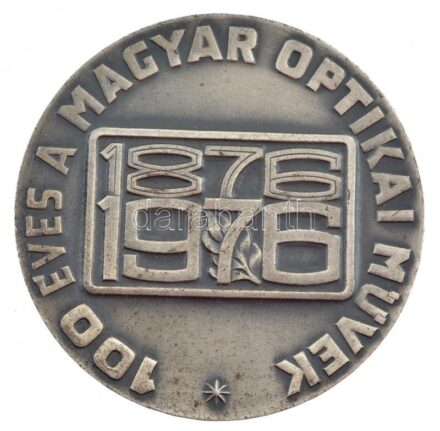 1976. '100 éves a Magyar Optikai Művek 1876-1976 / Centenárium' ezüstpatinázott Br emlékérem (60mm) T:1-
