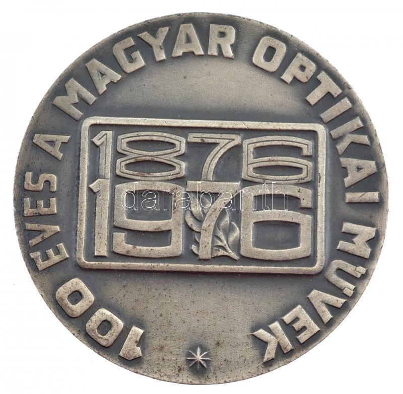 1976. '100 éves a Magyar Optikai Művek 1876-1976 / Centenárium' ezüstpatinázott Br emlékérem (60mm) T:1-