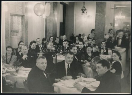 1941 Bp., cukrász bál, hátoldalán feliratozott, pecséttel jelzett sajtófotó, 22,5x16 cm