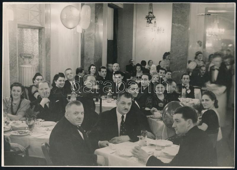 1941 Bp., cukrász bál, hátoldalán feliratozott, pecséttel jelzett sajtófotó, 22,5x16 cm