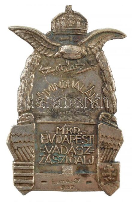 1920. 'M.K.R. Budapesti Vadászzászlóalj - Hű mindhalálig' ezüstözött bronz sapkajelvény, 'PATAKY 920' gyártói jelzéssel (38x24mm) T:1-,2 patina / Hungary 1920. 'M.K.R. Budapesti Vadászzászlóalj - Hű mindhalálig' silver plated