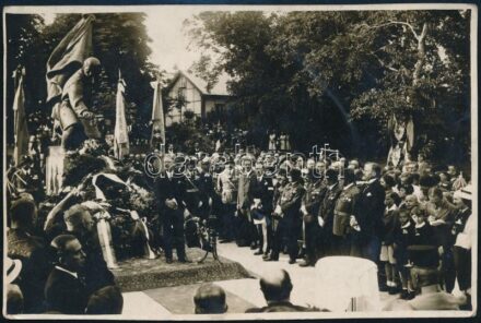 1934 Bp. XII. Svábhegy, a Hősök szobrának leleplezése (első világháborús emlékmű), a szobor előtt Sipőcz Jenő (1878-1937) polgármester beszédet mond, körülötte katonák. Hátoldalán feliratozott, Harsányi Gyula fotóriporter