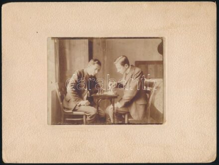 cca 1910-1920 Sakkozó fiatalemberek (ikertestvérek?), kartonra kasírozott fotó, 12x9 cm