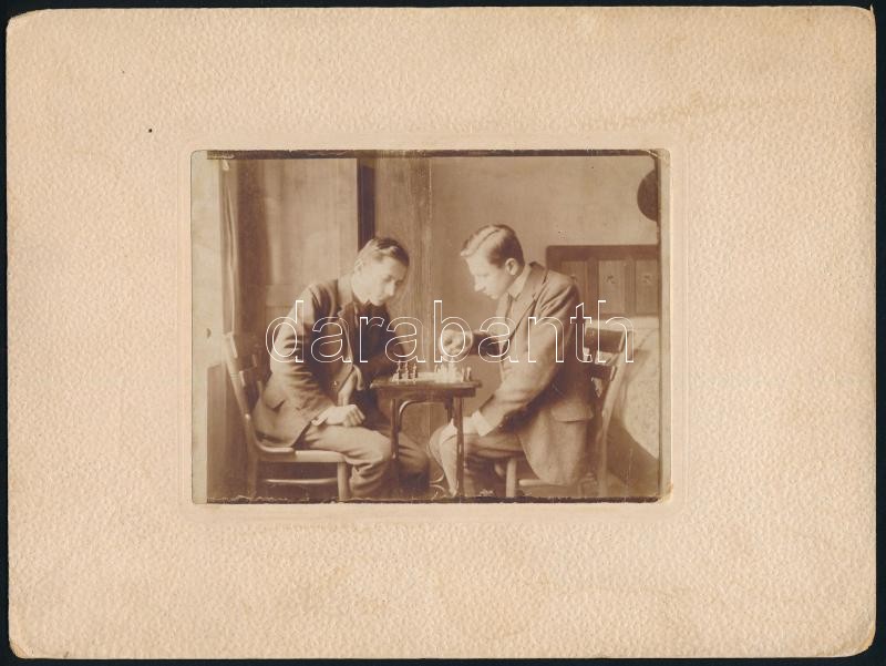 cca 1910-1920 Sakkozó fiatalemberek (ikertestvérek?), kartonra kasírozott fotó, 12x9 cm