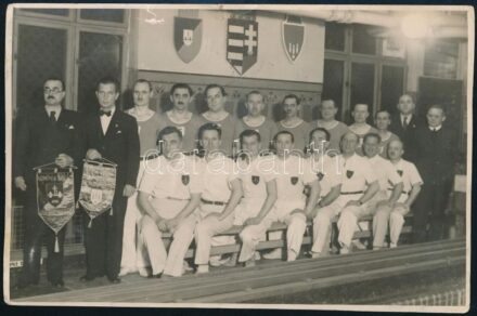 cca 1928 Bp., Vízművek SOE - Előre TE tekeverseny a Budai Polgári Casino (I., Krisztina tér 1.) pályáin, a résztvevők csoportképe, hátoldalán feliratozott fotó, törésnyommal, 17,5x11,5 cm