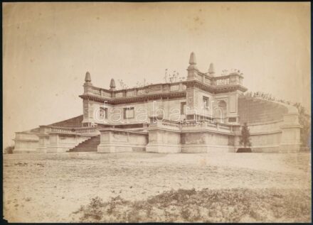 cca 1890-1910 Gróf Batthyány Lajos síremléke a budapesti Fiumei Úti Sírkertben (elkészült 1874-ben), nagyméretű fotó, kissé foltos, egyik sarka kissé sérült, 27,5x20 cm