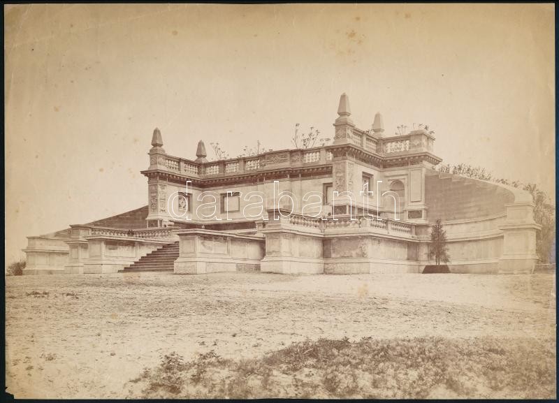 cca 1890-1910 Gróf Batthyány Lajos síremléke a budapesti Fiumei Úti Sírkertben (elkészült 1874-ben), nagyméretű fotó, kissé foltos, egyik sarka kissé sérült, 27,5x20 cm