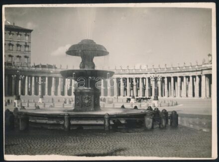 cca 1931 Róma, Szent Péter bazilika előtti tér, Kerny István budapesti fotóművész hagyatékából 1 db vintage fotó, jelzés nélkül, de a szerző által feliratozva, ezüst zselatinos fotópapíron, 17,6x24,2 cm