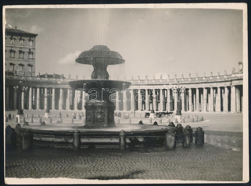 cca 1931 Róma, Szent Péter bazilika előtti tér, Kerny István budapesti fotóművész hagyatékából 1 db vintage fotó, jelzés nélkül, de a szerző által feliratozva, ezüst zselatinos fotópapíron, 17,6x24,2 cm