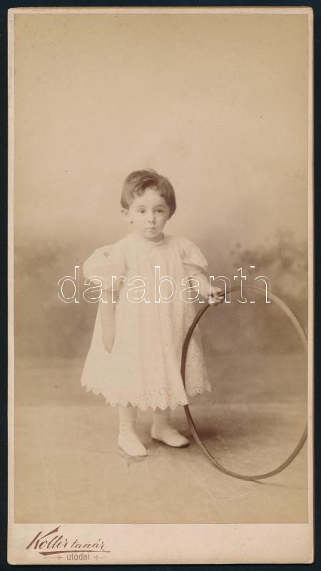 cca 1880 Koller Károly utódainak fényképészeti műtermében készült, keményhátú, vintage fotó, szép hátoldali grafikával, 20,8x11,2 cm