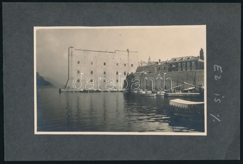 cca 1930-1940 Dalmácia (Horvátország), 4 db fotó kartonra ragasztva, 13,5x11 cm és 16,5x11,5 cm között - Image 3