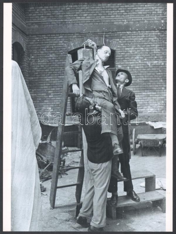 cca 1945 Háborús bűnös nyilvános kivégzése, Rózsa György fotóriporter hagyatékából 3 db mai nagyítás, 24x17,7 cm - Image 2